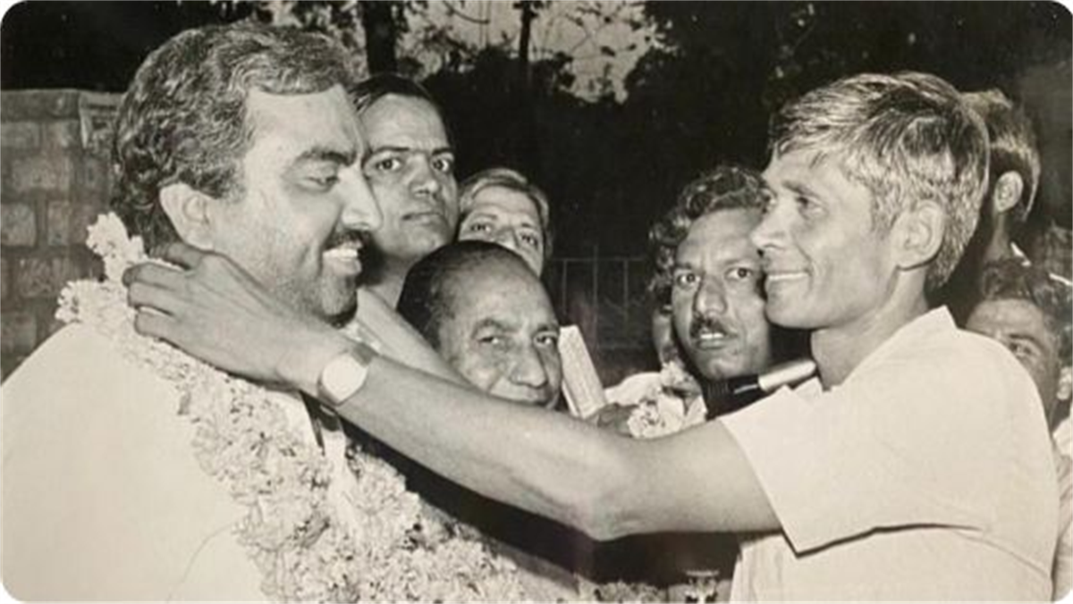 Shri Hanuman Singh Ji being welcomed by community members