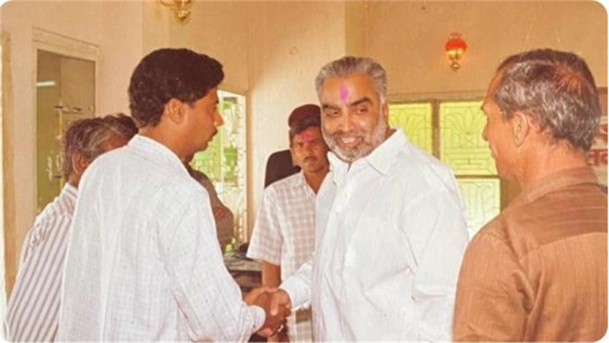 Shri Hanuman Singh Ji meeting supporters