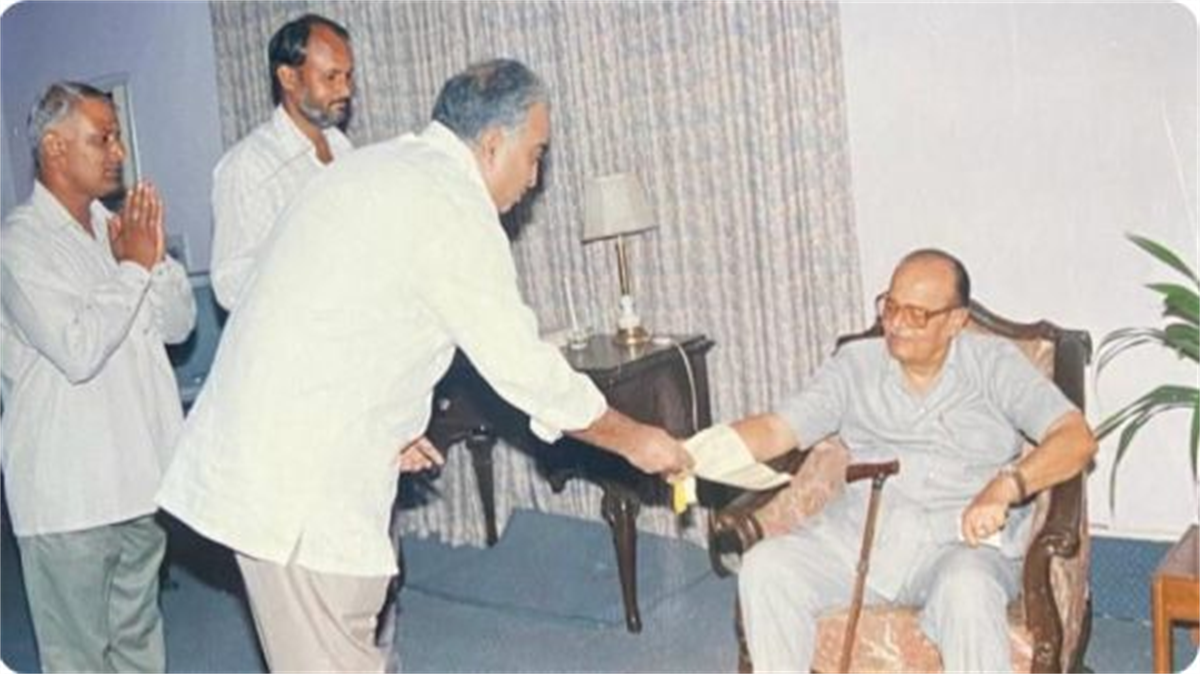 Shri Hanuman Singh Ji presenting a tribute