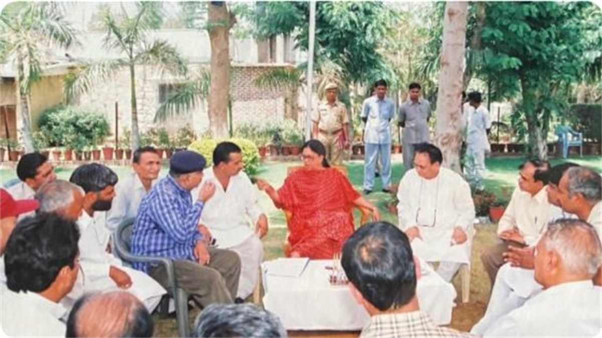 Shri Hanuman Singh Ji in discussion outdoors