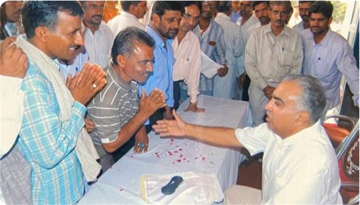 Community members greeting Shri Hanuman Singh Ji